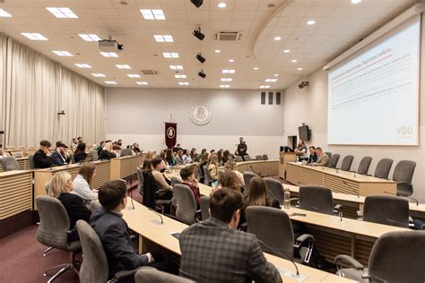 Motyvuotų studentų grupė diskutuojanti auditorijoje