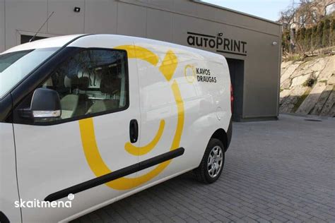 Etiketė ant automobilio durelių staktos su padangų rekomendacijomis