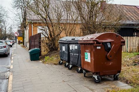 skurdžiai įrengti konteineriai vairuotojų apgyvendinimui Prancūzijoje