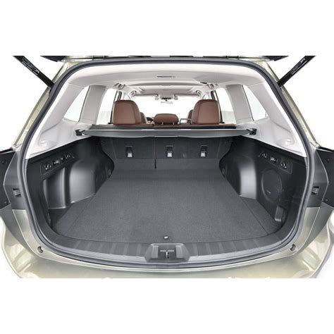 Thematiškas Subaru Outback bagažinės vaizdas su įdėtu kilimėliu