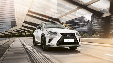 Tematinė nuotrauka: Lexus automobilis, atliekamas aptarnavimas autoservise