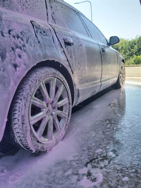 Vizualizacija: automobilio ratlankio plovimas rankinėje plovykloje