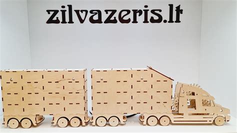 Sunkvežimis važiuojantis Kanados magistrale