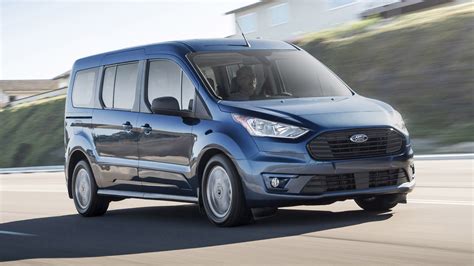 Ford Transit Connect automobilio nuotrauka, demonstruojanti jo universalų dizainą ir erdvumą