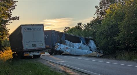 Sunkvežimis ant siauro sodo kelio su sugadintu keliu