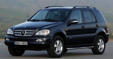 Mercedes-Benz M Klasės (W164) šoninio vaizdo nuotrauka, pabrėžianti elegantišką dizainą ir aukštą prošalą