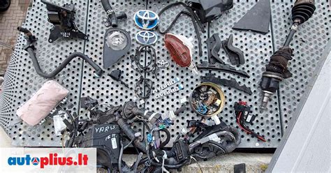 Įvairios automobilio dalys, paruoštos pardavimui.