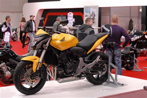 Honda CB600F Hornet 2011 metų modelis važiuojantis keliu