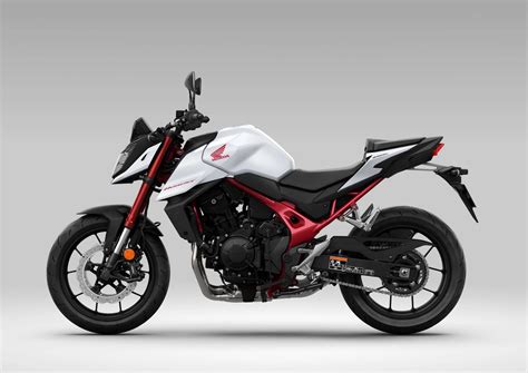 Honda CB750 Hornet 2023 metų modelis stovintis mieste