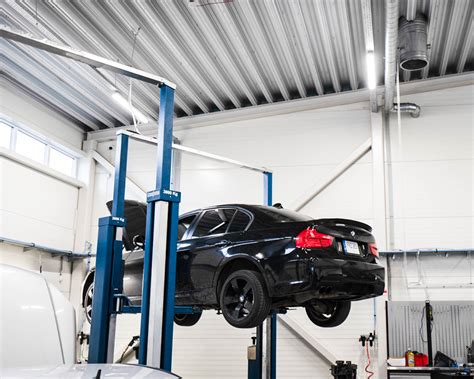 BMW automobilio remontas ir restauravimas. Teminė nuotrauka, vaizduojanti mechaniką dirbantį su BMW automobiliu.
