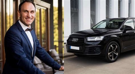 Teminė nuotrauka: žmogus parduoda automobilį automobilių supirkėjui