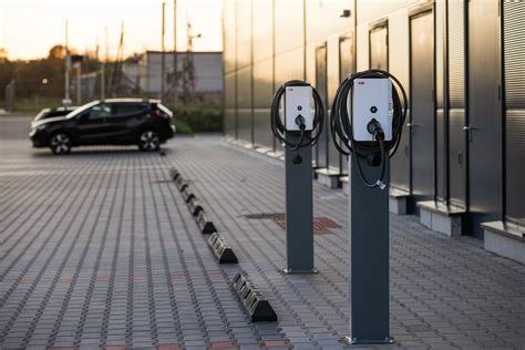 Vaizdas į apgyvendinimo vietą su elektromobilio įkrovimo stotele