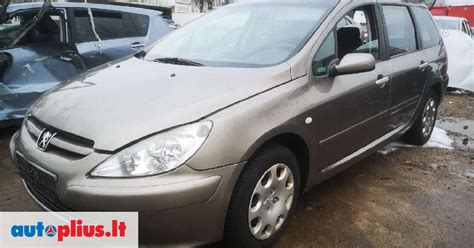 Tematinė nuotrauka: Peugeot 307 automobilis važiuojantis keliu nakties metu su įjungtais žibintais