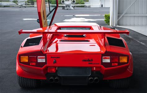 Lamborghini Countach 5000QV automobilio vaizdas su spoileriu