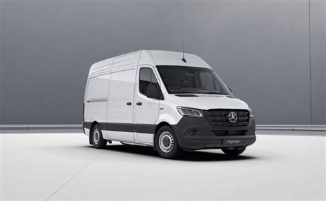 Mercedes-Benz eSprinter su trimis moduliais ir akumuliatoriaus išdėstymo schema, pabrėžianti efektyvumą