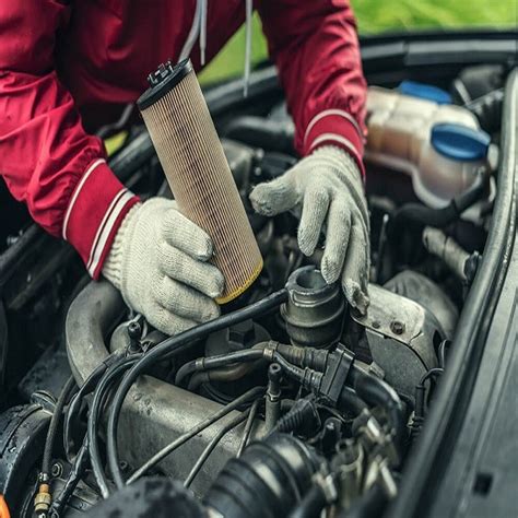Automechanikas atliekantis išmetimo sistemos diagnostiką