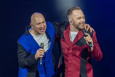 Draugai džiaugiasi su nauju vairuotoju ir automobilio raktais