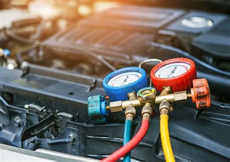 Nuotrauka su alyvos dėmėmis ant automobilio kondicionieriaus kompresoriaus