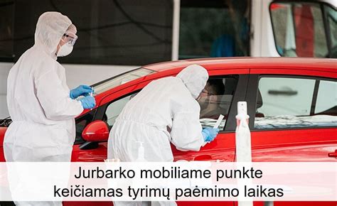 Thematinė nuotrauka: žmogus atsiima raktelius prie automobilių nuomos punkto