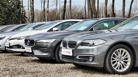 Nuotrauka, vaizduojanti naudotų automobilių aikštelę