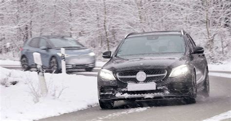 Tematinė nuotrauka su užvedimo laidais ir automobiliu žiemą