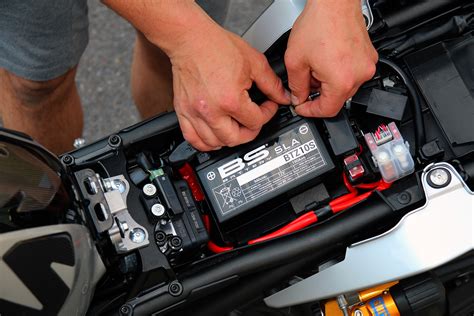 BMW motociklo su atviru akumuliatoriaus skyriumi schema
