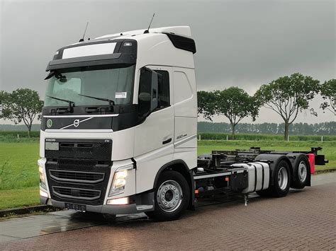 Volvo FH 460 vilkikas kelyje saulėlydžio metu