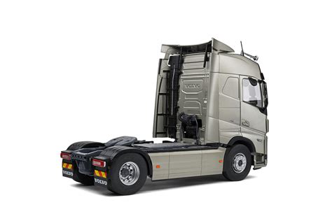Volvo FH Globetrotter kabinos interjeras su vairuotojo sėdmyne ir prietaisų skydeliu