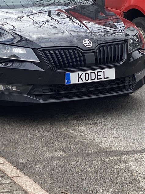automobilis su personalizuotu vardiniu numeriu