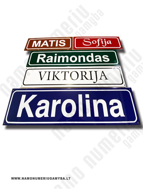 įvairūs suvenyriniai automobilio numeriai su užrašais ir vėliavomis
