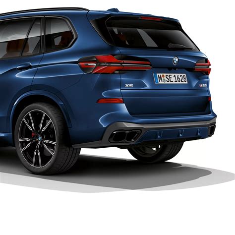 Ilustracija su BMW automobiliu ir išmetimo sistema