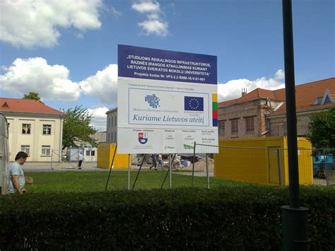 Nuotrauka: Informacinis stendas su japoniško sodo lankymo taisyklėmis.
