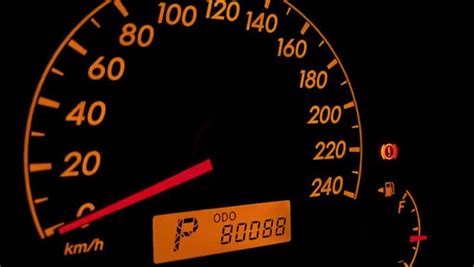 Analoginis automobilio spidometras, kuriame matomos ir mylių, ir kilometrų skalės