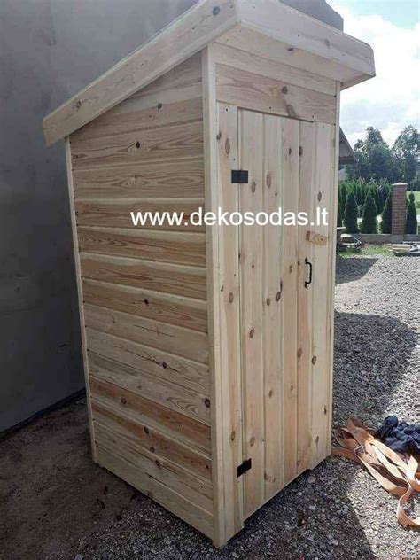 Nuotrauka, iliustruojanti lauko tualetą arba privačią nuotekų sistemą kaime.