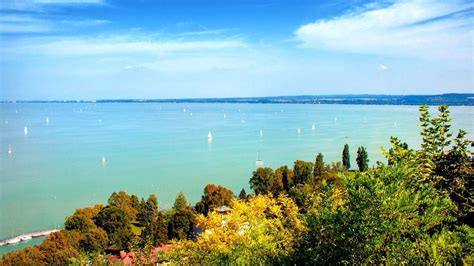 Balatono ežero panorama su laivu