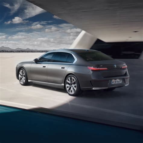 BMW G30 sedanas iš priekio ir šono