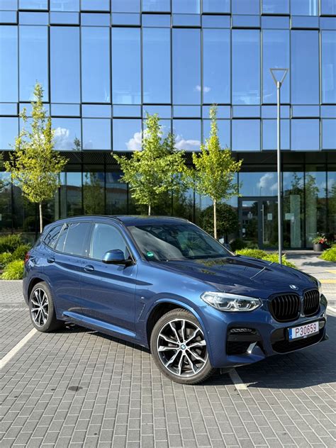 BMW G30 interjeras su prietaisų skydeliu ir centriniu ekranu