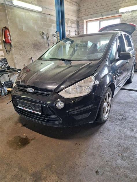 Tematinė nuotrauka: įvairios Ford S-MAX autodalys, išdėstytos tvarkingai