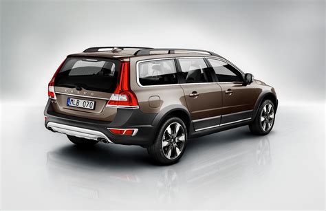 Volvo XC70 važiuojantis per sniegą