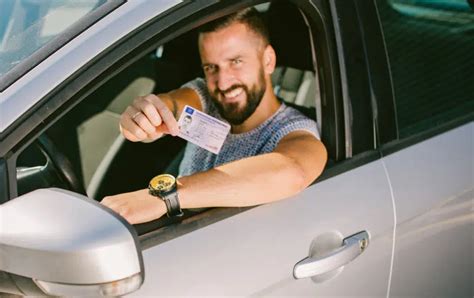 Tematinė nuotrauka: autokrautuvą valdantis vairuotojas sandėlyje