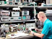 Elektronikos specialistas, atkuriantis radijo kodą