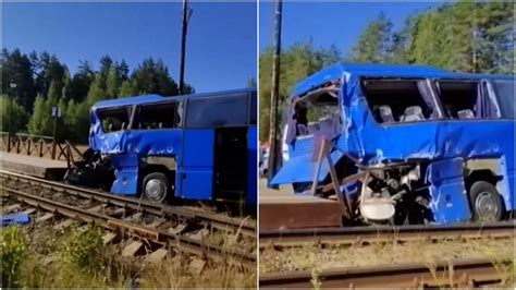 avarijos vietos nuotrauka su sunkvežimiu, pakibusiu virš viaduko, ir išsiliejusiu kroviniu Lenkijoje
