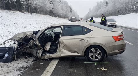 Avarijos scena, kurią sukėlė gedimas vairo sistemoje, pabrėžianti saugumo svarbą