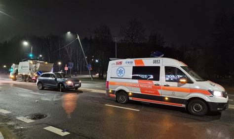 Automobilio avarija dėl gedimų elektros sistemoje, pabrėžiant saugumo rizikas