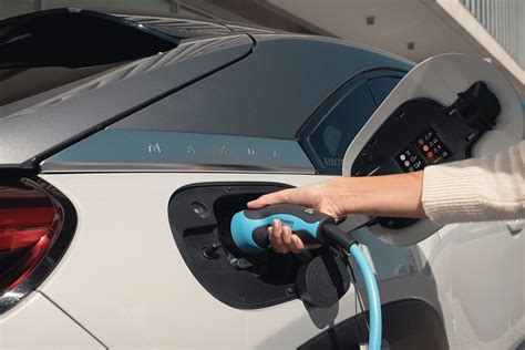 Tematinė nuotrauka: elektromobilis, įkraunamas prie namų