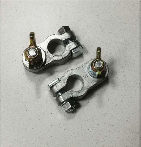 Nuotrauka, iliustruojanti akumuliatoriaus gnybtų valymą