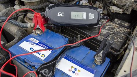 Tematinė nuotrauka: akumuliatoriaus laikiklis automobilyje