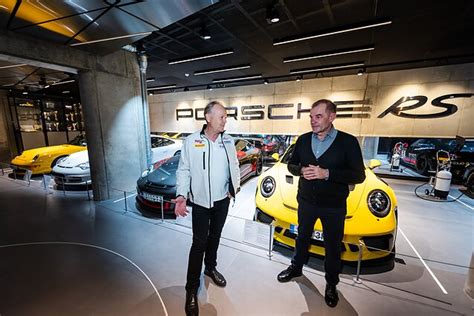 Porsche automobilis pardavimų salone