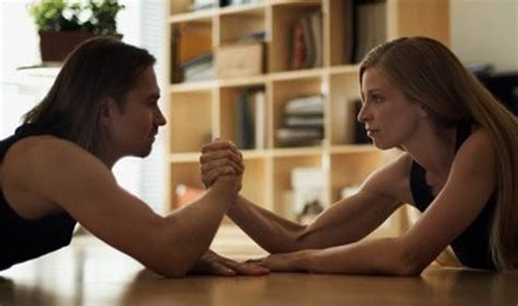 Vyras ir moteris derasi su klientu prie Porsche automobilio