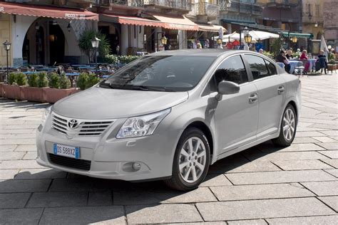 Toyota Avensis Verso kėbulo dizainas: šeimyninio vienatūrio profilis ir priekinė dalis